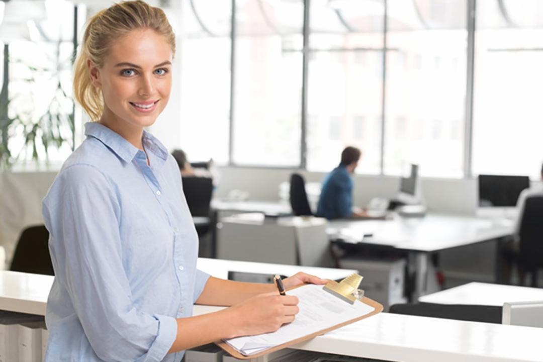 Специалист RobotPulse консультирует клиента